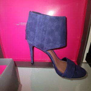 Purple suede wide strap heels! With a back zipper
